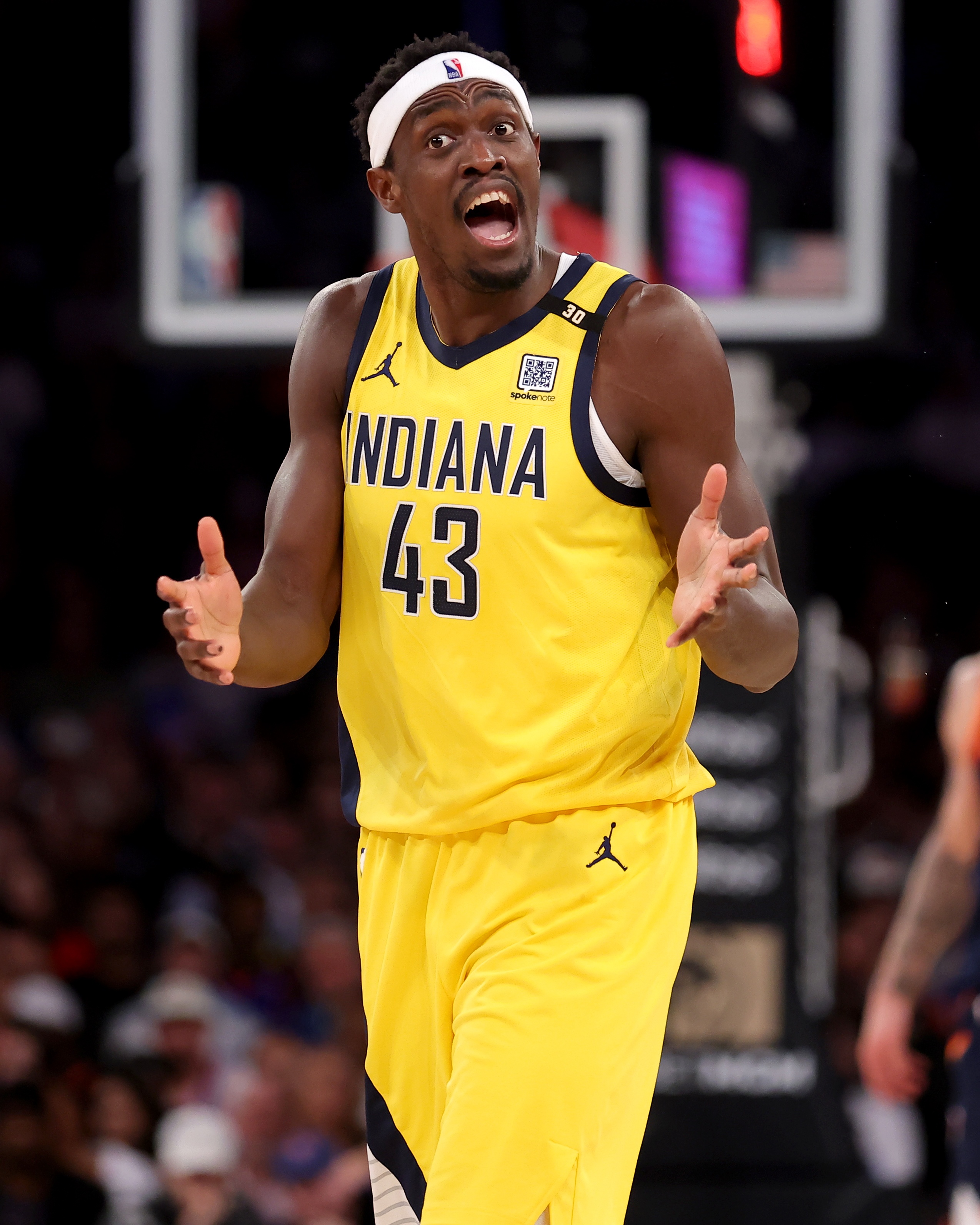 西亚卡姆在巴塞罗那比赛中战术调整，回归赛场引发热议！